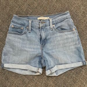 Light Wash Levi Shorts